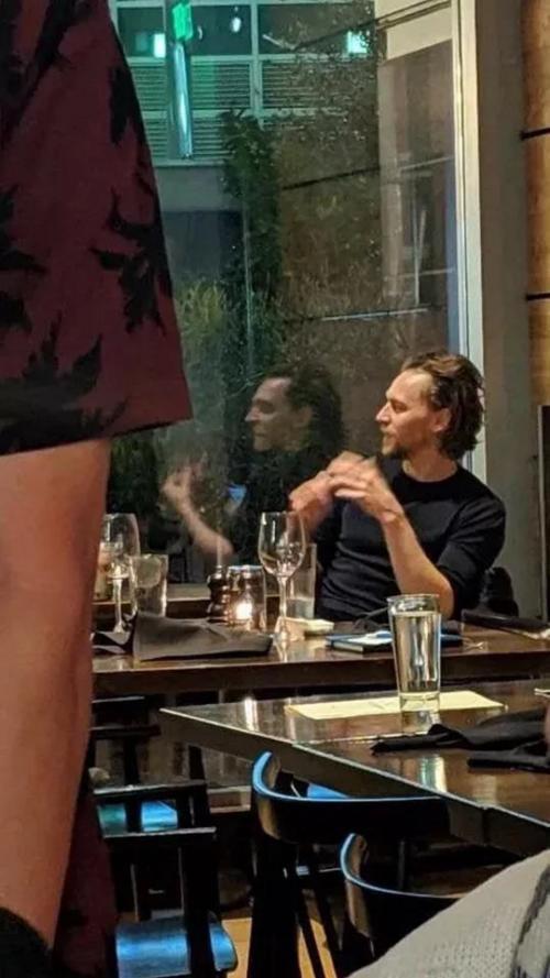 QuidVacuo's tweet photo. Tom Hiddleston lleva siendo tendencia todo el día. 

¿El motivo? Es Tom Hiddleston (aunque su sombra...) https://t.co/XuAHbBEZt4