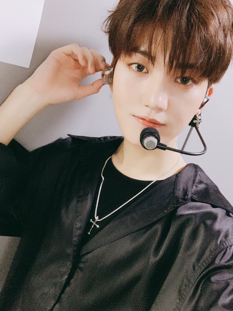 theonfvlog's tweet photo. ₊ “ ⠀ど⠀🔮 „ · ﹫ 𝗢𝗡𝗙 ˖ ¡ 𝗶𝘁'𝘀 ‹ 𝗼ur 〄 : tımᥱ — * to̲ .⃗ ⠀ lovᥱ ˖ ꜜ · 𝗲. 𝘃𝗲𝗻𝘁⠀ ⃕
Para terminar la noche enviamos a Avdey al #RL2ndComebak porque dijo que ya estaba más que listo para cantar #ICCwithRedLabel. https://t.co/rl255pxyEB