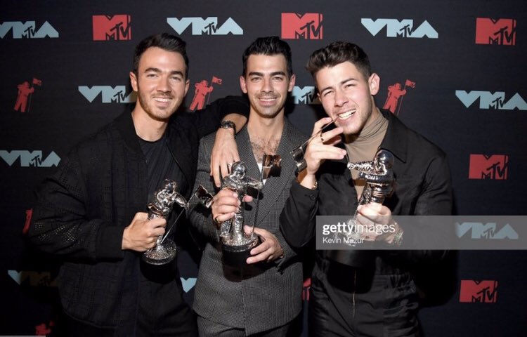 Братья награды. Jonas brothers. Группа Jonas brothers сейчас. Группа Jonas brothers ник. Награды братьев Джонас.
