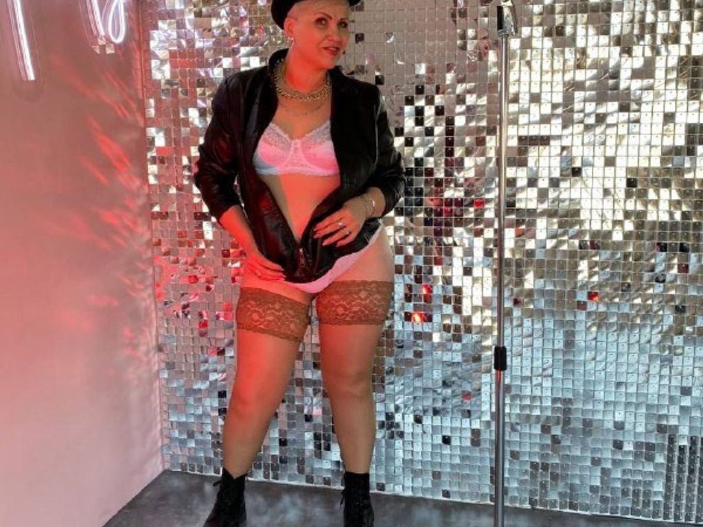 EQweenn's tweet photo. I'm online right now on SkyPrivate - pay-per-minute system for Skype live shows. Call me right now in private here: https://t.co/xhkamj5jcs

https://t.co/doNGaQjruu https://t.co/XQ1xVqdXmN