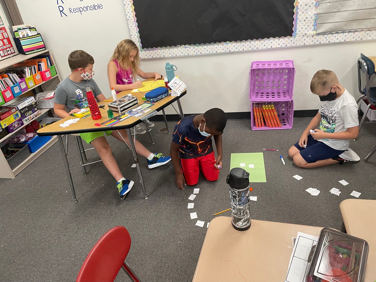 MrsJ_3rdGrade's tweet photo. Doing some comparing and contrasting today with new classmates! https://t.co/hyRY37OmQG