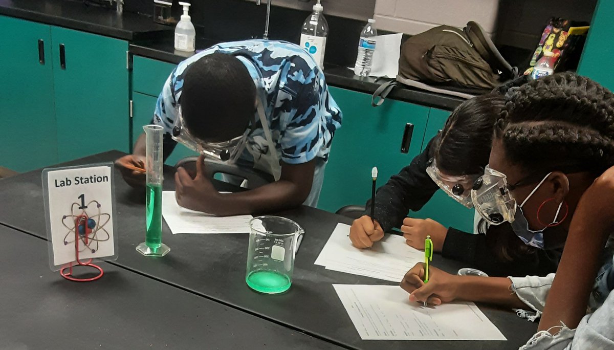 tomekkawilliams's tweet image. HMS students conducting safe lab procedures. #aboveandbeyond #hmsfamily @Humble_2ndSci @HumbleISD_HMS @MrsJackSciHacks