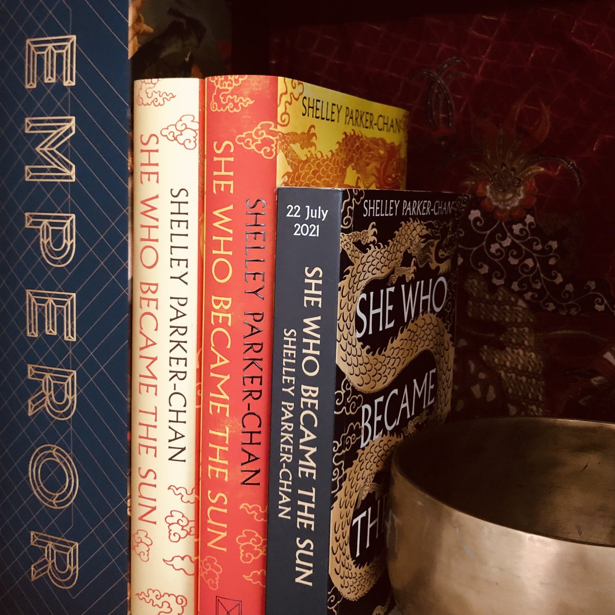shelleypchan's tweet photo. “Is She Who Became the Sun a standalone?”

Short answer: while it *can* stand alone, Zhu Yuanzhang’s rise to power will be concluded in the sequel! Longer answer: https://t.co/eTrjLHlabv https://t.co/esOkgHvper