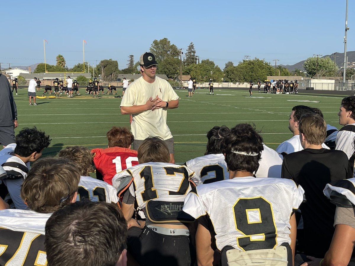 Thank you 2021 NPHS Valedictorian and <a href="/NPPanthersONE/">NEWBURY PARK FOOTBALL</a> alumni <a href="/kylemahonn/">Kyle Mahon</a> for talking to the team about hard work, the greatest team sport and what it takes to be great!
#weareONE