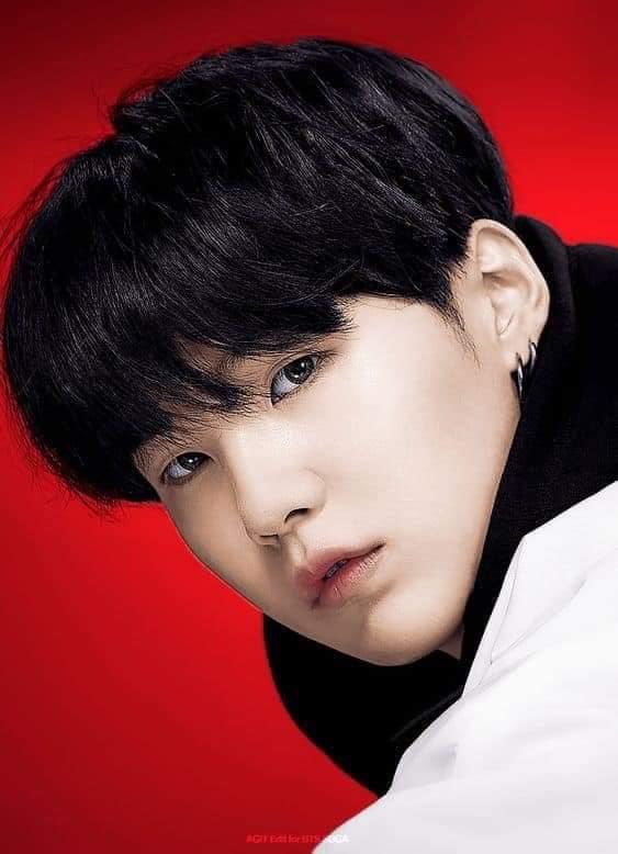 ARMY_MoM97's tweet photo. I have no words 💜 He is just damn… I can’t even describe how he looks 💜 Stunning, breathtaking, and perfect 💜 #YOONGI #Yoongiboss #bts #YoongikingOfBTS https://t.co/mcQUrPtPKU