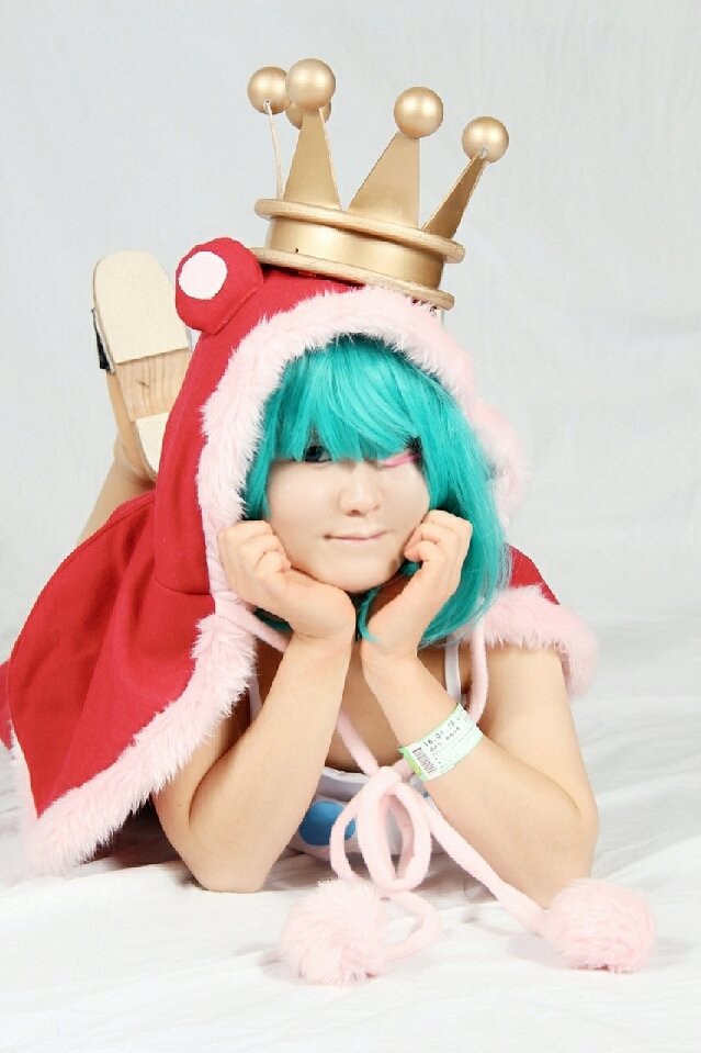 ぴかまる コスモスナップ11 作品名 One Piece キャラクター名 シュガー 幼い容姿のキャラクターなので 老け顔にならならいよう 輪郭を幼めに見えるようにテーピングをゆるめに付け メイクにも気を付けました 王冠と衣装のフード部分に強力なタイプの