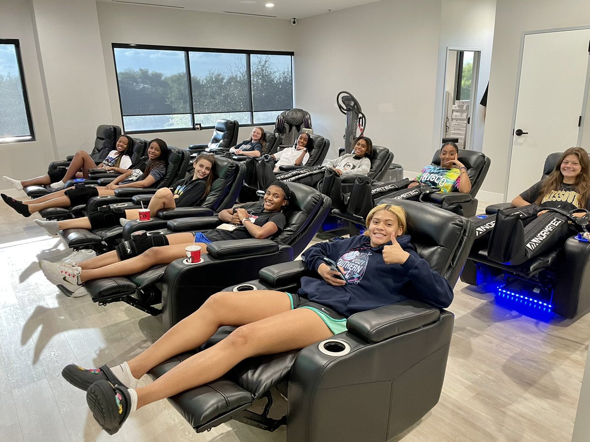 LSHS_Vball's tweet photo. Tournament season is here! Rejuvenated &amp; ready to #CONQUER this weekend 💪

Huge shout out to @AroraChiro for taking care of us! First class care &amp; first class facilities!  #FAMILY 

(1st day of school wiped one of us out 🤣) https://t.co/wfdyzosW7G