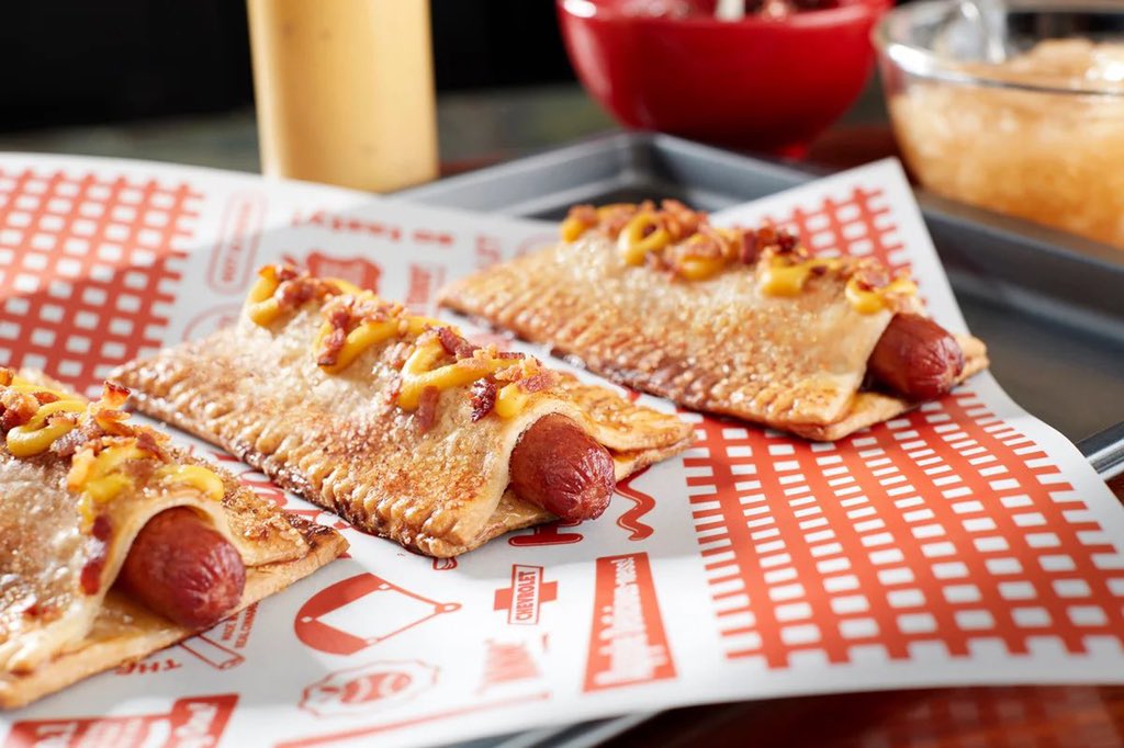 PaulieDiamond's tweet photo. Apple Pie Hotdog?! https://t.co/f1pdixGCYg