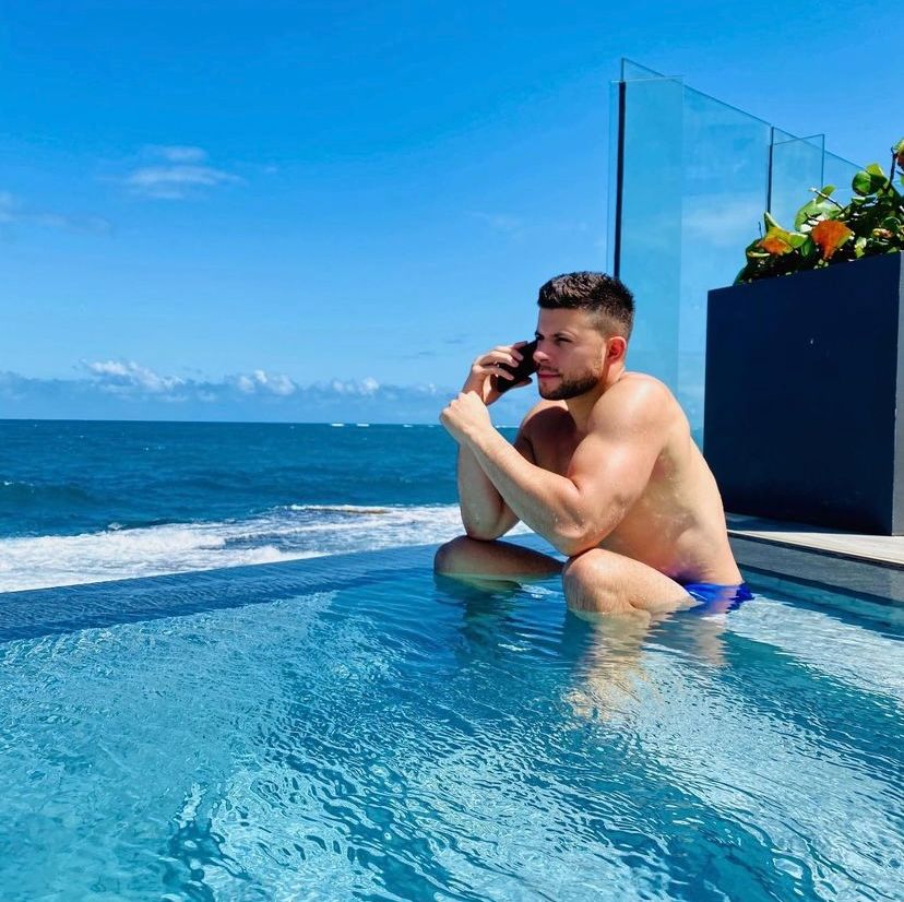 You can definitely get used to work away from home ☀️