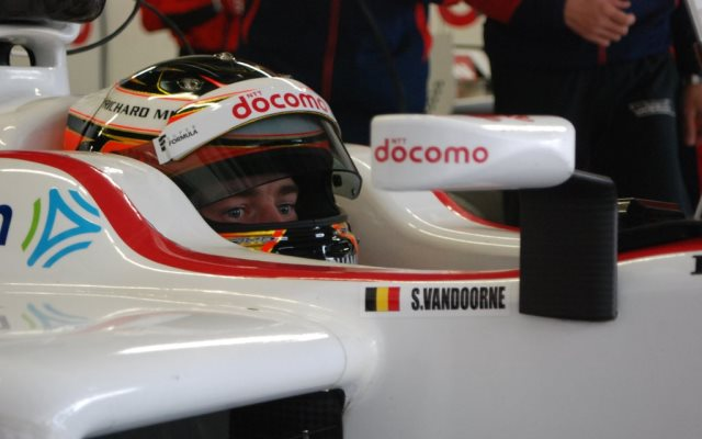 europeanwf1's tweet photo. - NOTA DA CORRIDA: Stoffel Vandoorne, do carro n°2, acaba de sofrer uma punição de 10 segundos após causar uma colisão na briga por pódio.

Ele termina na P4 com isso, e Oliver Rowland e a @StatusGPF1V vão para o pódio!!!! https://t.co/HnfdoRVRIi