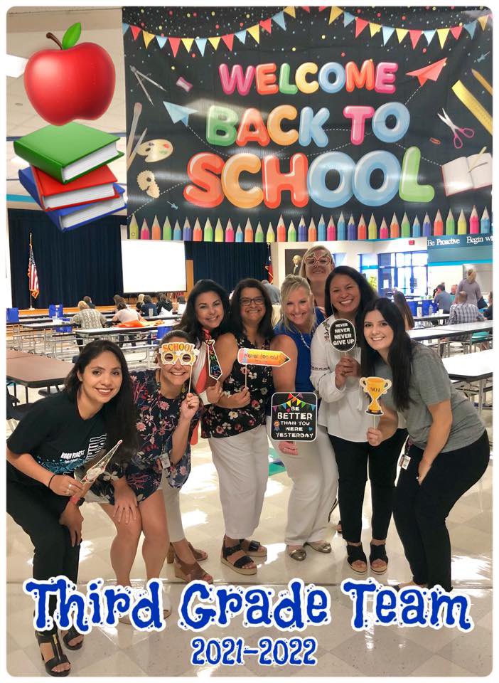 RoanForestPTA's tweet photo. If you have not yet met this 𝗙𝗨𝗡, 𝕋𝔸𝕃𝔼ℕ𝕋𝔼𝔻 team who 𝑹𝑶𝑪𝑲𝑺 the halls of 3rd Grade, come Monday you will 🔜 be able to meet them all!

How many can you name behind these cute smiles?! 

#thirdgraderocks #goroanforestgo #StudentsLivesMatter #ourcommunityrocks https://t.co/v9GW0q154u