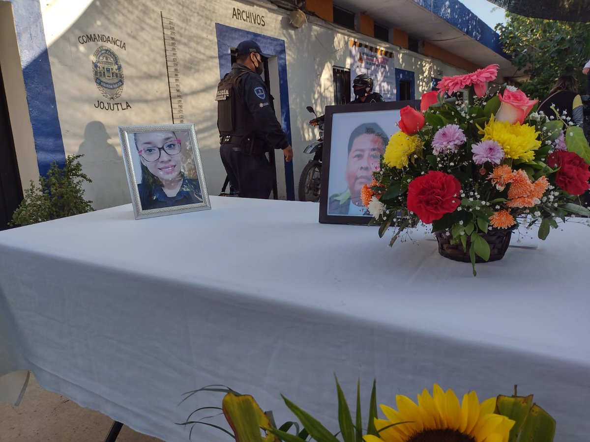 JojutlaMorAyunt's tweet photo. El presidente municipal @juanangel_fb a nombre del #AyuntamientoJojutla hizo entrega del seguro de vida a #Deudos de los elementos de la #policíaMunicipal y de #Tránsito y #Vialidad de #Jojutla que perdieron la vida por #covid19 https://t.co/RoLMUxEA7W