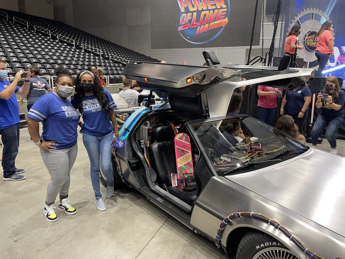 MsTMerrell's tweet photo. Convocation 21-22
@MsJamilaThomas #RISDConvocation #RISDPowerofLove @sre_pta #SREsoaringtonewheights https://t.co/Daoh8N4oQ4