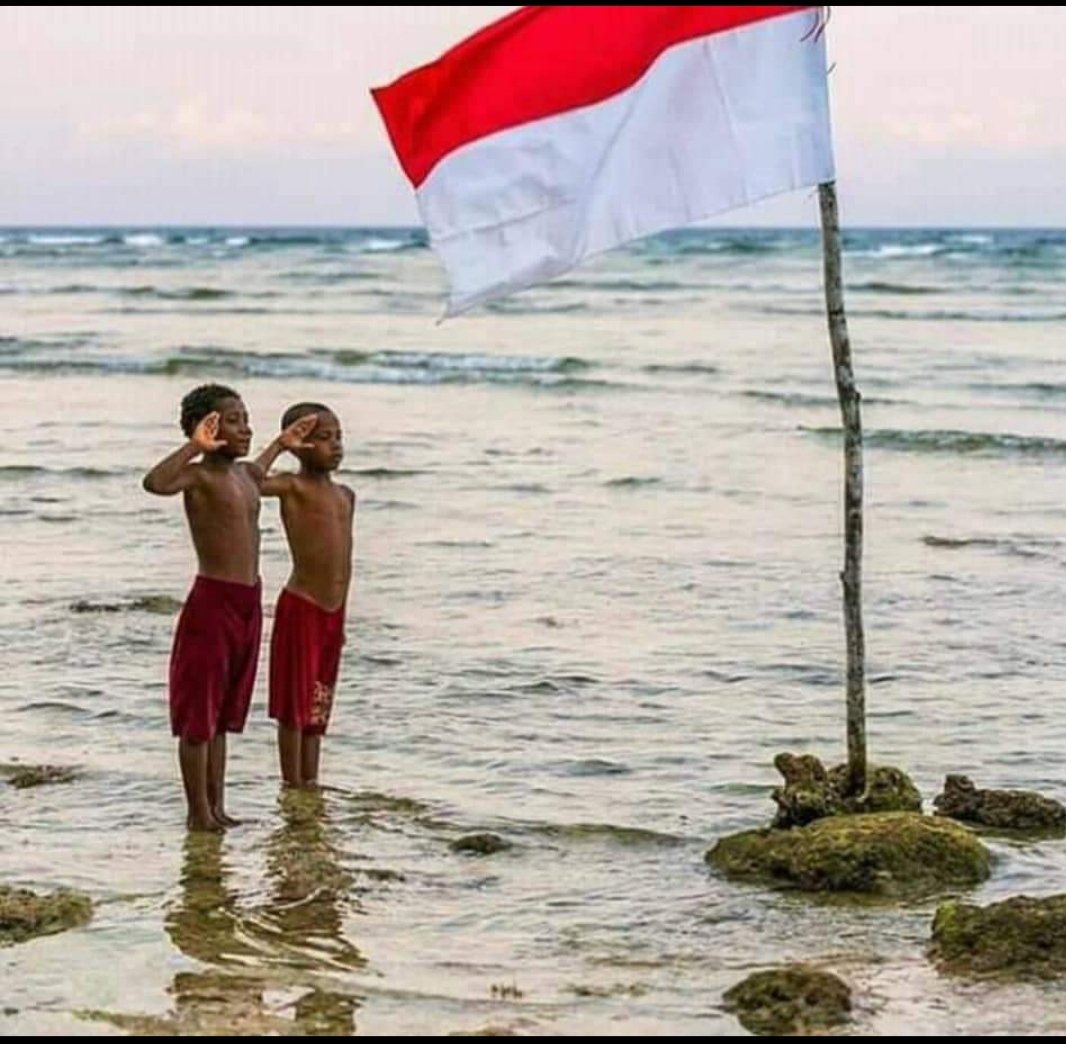 Aku sangat bangga dengan negara ku Republik Indonesia bendera negara ku Merah Putih lambang negara ku Garuda Pancasila dan lagu kebangsaan ku Indonesia Raya. 
   
  Aku anak Indonesia aku berjiwa nasionalis dan pancasilais 
  Ayo kta gaungkn cinta tanah air cinta merah putih 🇮🇩🇮🇩