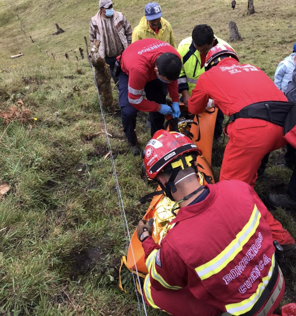 El cuerpo de Jesús A. (79 años) fue recuperado después de más de cinco horas de búsqueda. En el lugar trabajaron siete #BomberosCuenca y tres <a href="/BomberosElPan/">Bomberos El Pan</a>, además se contó con la ayuda de familiares.
