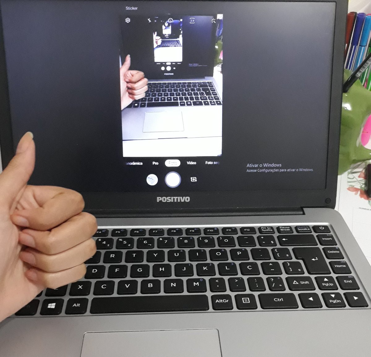 amberwitch_'s tweet photo. Meu nível de vício chegou a esse Projetar a tela quebrada do celular no note só pra enxergar as coisas direito https://t.co/lj2IP1Sj0J