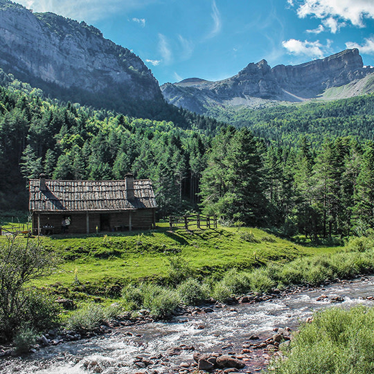 SpainAuNZ's tweet photo. The #Aragonese Pyrenees are home to majestic mountains, striking rock formations and incredibly diverse flora and fauna. 

They’re also one of the best places in Spain for outdoor activities 👉 https://t.co/vMCF9GfLtG

#YouDeserveSpain #SpainAwaitsYou #SpainNature @aragonturismo https://t.co/GQOCr69iIQ