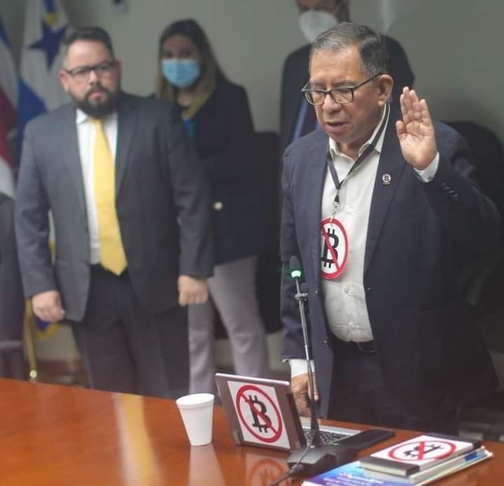 Alfarojesseniaa's tweet photo. Excelente intervención de Eugenio Chicas en la cita a la #lacomisiondefachada donde el Kinder Cian volvió a dar vía sobre el funcionamiento de la Asamblea Legislativa de El Salvador.
Pero lo más importante es que
#NoQueremosBitcoin!!!!! https://t.co/wBDXPcWKAa