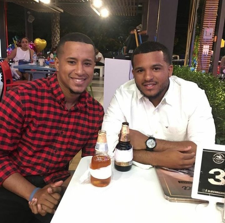 julioF14's tweet photo. 2011 // 2021 

Involucré a mi querido hermanito @29Eliezer en esta vuelta. Alcohólico certificado https://t.co/3djO8h2QFr