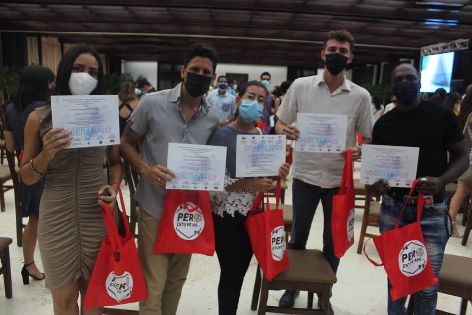 Dedicamos el día a reconocer a dos grupos de valientes que nos enorgullecen mucho.

En la mañana: 
- Voluntarios del Ensayo de #Soberana02💉

 En la tarde:
- El equipo de la #MesaCoordinadora de la @dpshabana.☎️

¿Qué mejor día? Es nuestro festejo por los 95 de #FidelPorSiempre