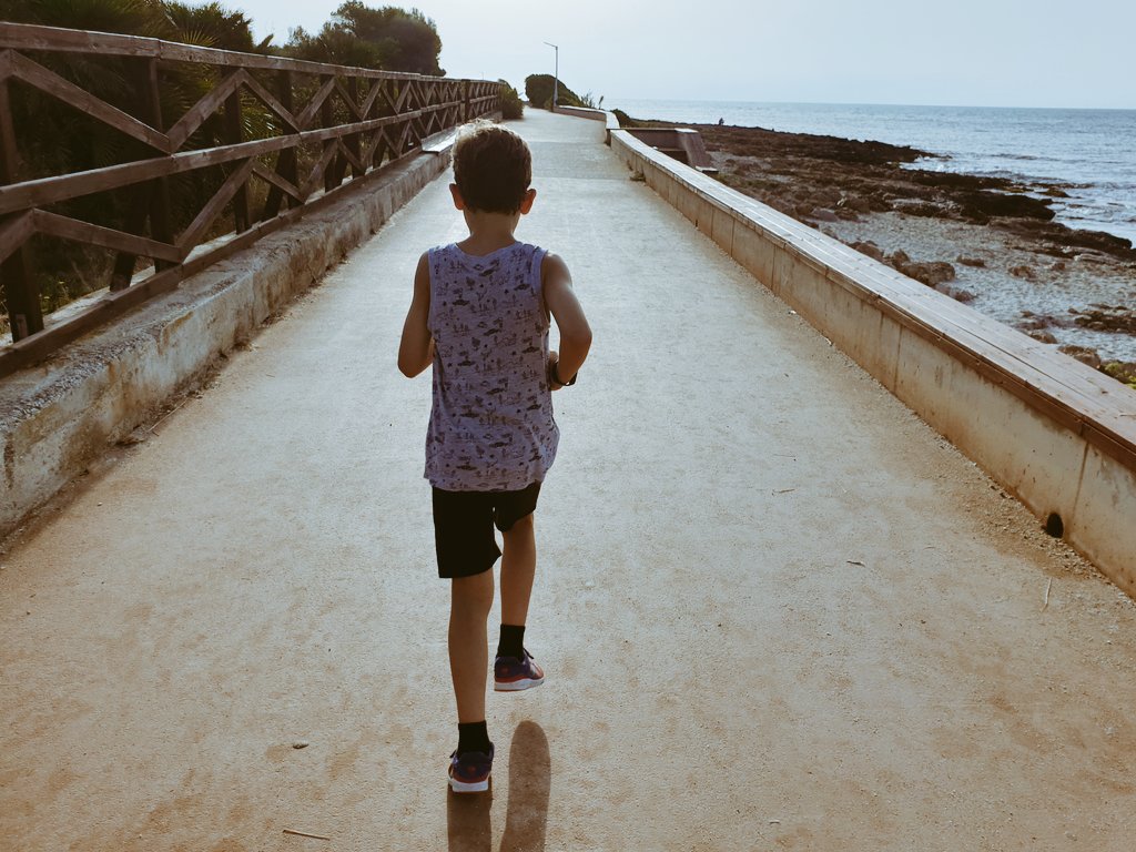 diegorh's tweet photo. Hoy probablemente no haya sido el entrenamiento más exigente (4km/7'11"), pero sin duda alguna ha sido el más enriquecedor. 😊 #PapaHoyCorroContigo #GenialDavid https://t.co/U3gwQsc4Fp