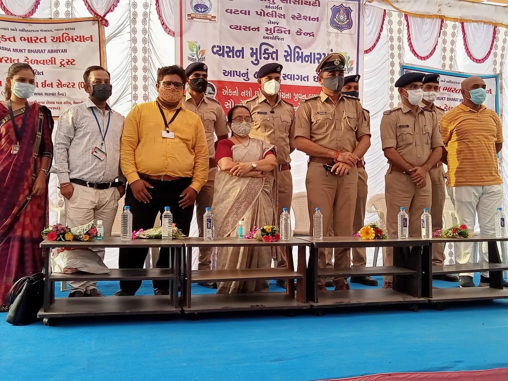 GujaratTrust's tweet photo. Organised #VyasanMukti #Seminar  collaboration of Vatva #PoliceStation , Naya Jeevan #IRCA centre, Kalarav-#CPLI centre A'bad and Umang-#ODIC centre A'bad under #SurkshaSetuSociety At Vatva Char Maliya, #Vatva #Ahmedabad #Gujarat @NMBA_MSJE @sparshmahesh @MSJEGOI @NISD_India https://t.co/bVT8IikmoR