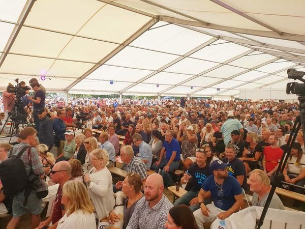 skeppare_ronny's tweet photo. Första bilden är när Sveriges nuvarande statsminister sommartalar redan 2018. Andra bilden är när Sveriges nästa statsminister sommartalade. 
#sd2018 https://t.co/OPE7k9uC4p