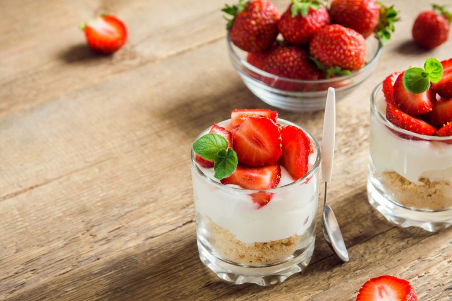 Trifle de fresas🍓🍓: un postre con toque inglés. ¡Tan sabroso como hermoso! ow.ly/AKCp50FQ3v2