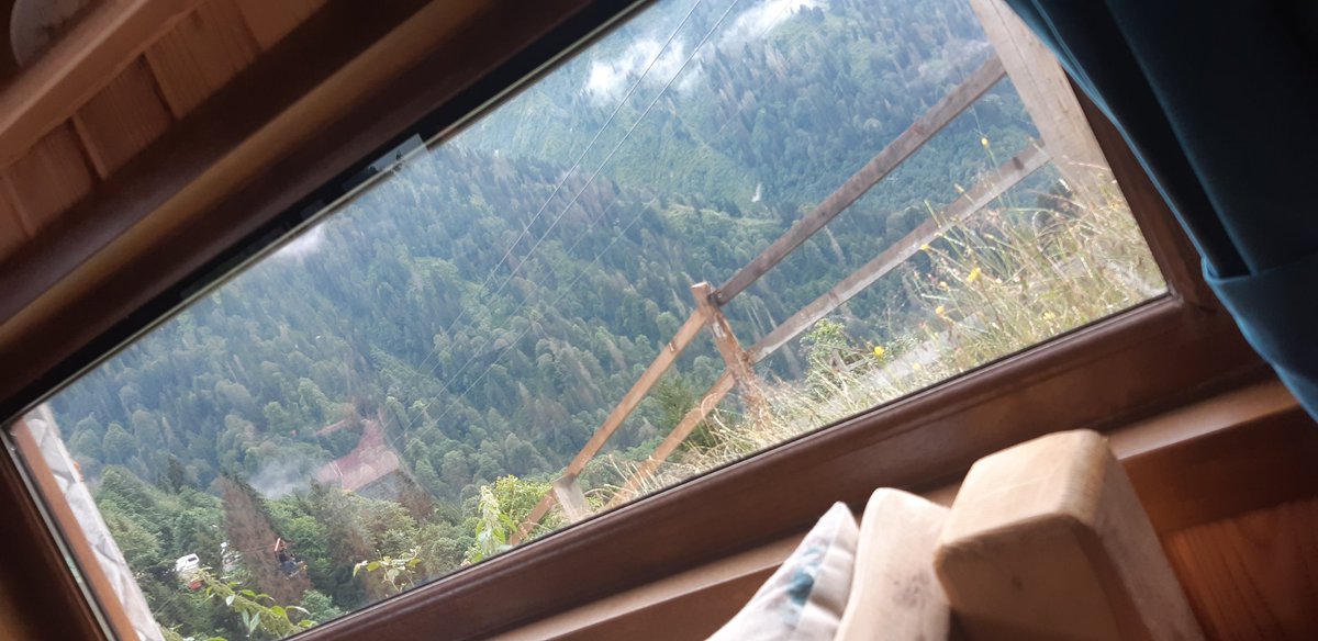 Ökçe ve gökçe arası bu temâşahânede, vurulan atların yükünü taşırım. 

Sırtım Aze sırtım!
Buz kesiği kangren
Çalı diken
Dağ duman...

kbanudag📸