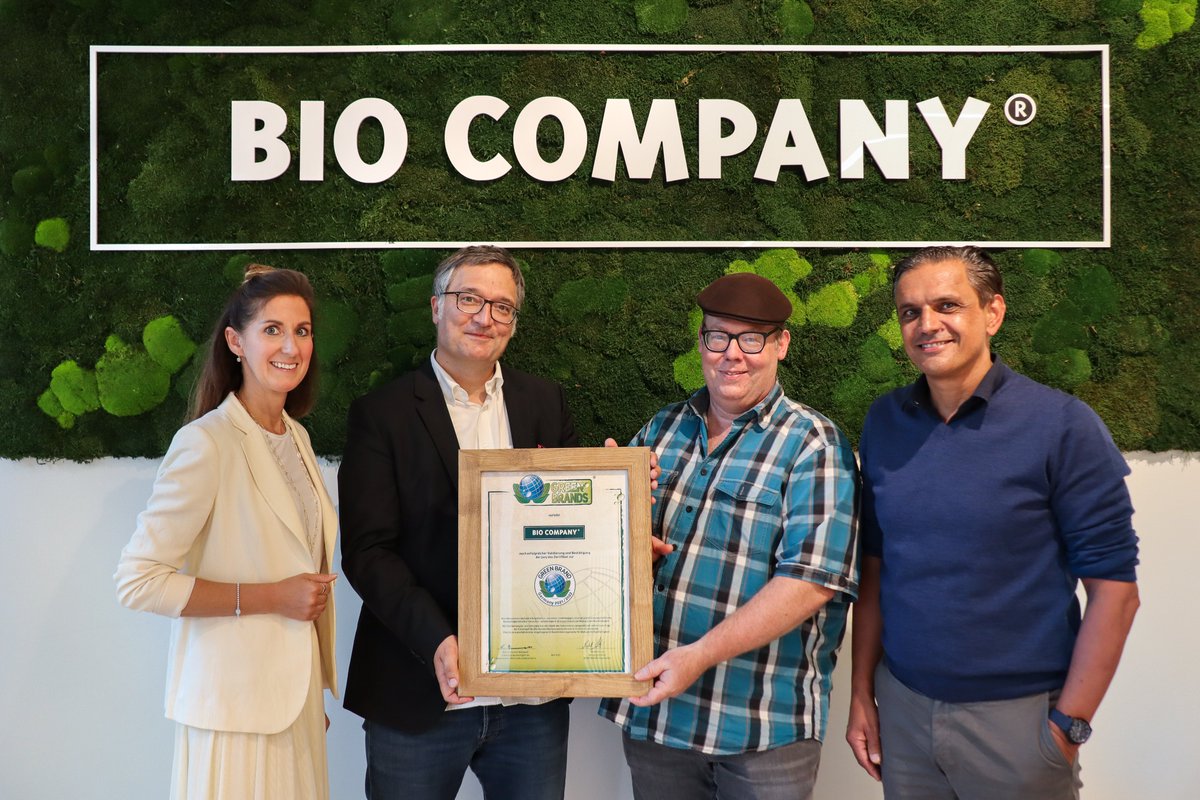GreenBrandsDE's tweet photo. Gratulation nach Berlin an die @biocompany zur erstmaligen Auszeichnung als #GreenBrand! 🌱🏆 Unser Juror Prof. Carsten Baumgarth von der @HWR_Berlin übergab die Urkunde an das Team der #BIOCOMPANY, die mehr als 60 Bio-Supermärkte in Deutschland betreibt. #nachhaltigkeit https://t.co/mdSIJn8Wrp