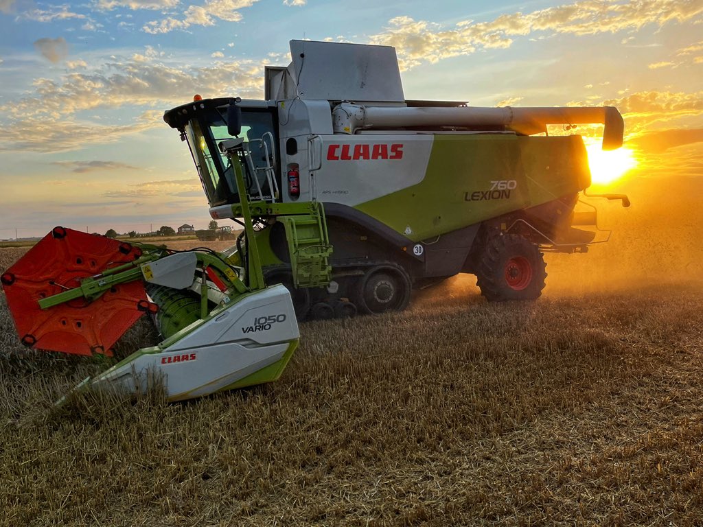 Beccalmiller92's tweet photo. Harvest is in full swing and what a gorgeous evening it was for snapping away….🌾☀️📸🚜 #harvest2021 #farminguk #cambridgeshire #claas #johndeere #countryside https://t.co/6StBM6LMhJ