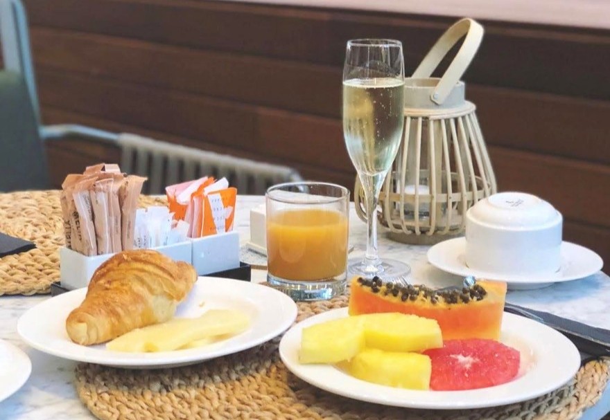 Un estilo de vida saludable comienza por un buen desayuno ☕🥝🧇🍉 👉📸Pic by @bdjyf #StaySafeWithMelia #MeliaLebreros #Hotel #Sevilla #Seville #Breakfast #HotelBreakfast #Desayunos