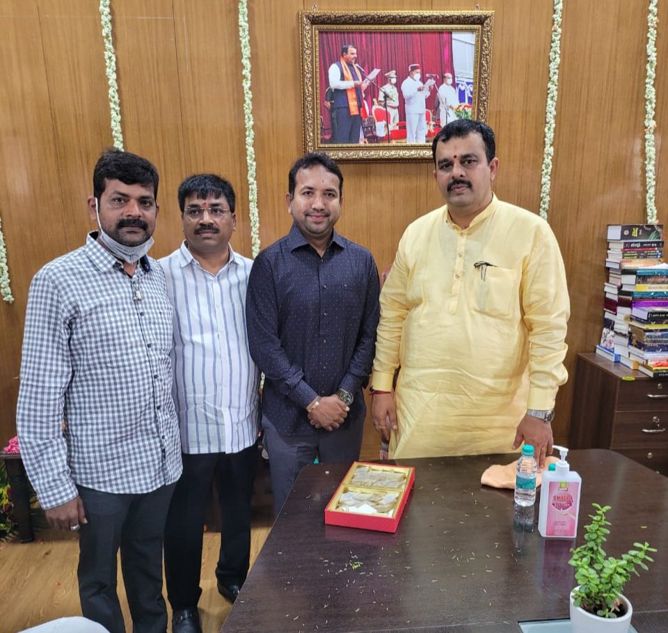 CPatilbjp's tweet image. ಇಂಧನ,ಕನ್ನಡ ಮತ್ತು ಸಂಸ್ಕೃತಿ ಇಲಾಖೆಯ ನೂತನ ಸಚಿವರಾದ ಶ್ರೀ ವಿ.ಸುನಿಲ್ ಕುಮಾರ ಅವರನ್ನು ಇಂದು ಭೇಟಿಯಾಗಿ ಅಭಿನಂದನೆ ಸಲ್ಲಿಸಲಾಯಿತು.
@karkalasunil