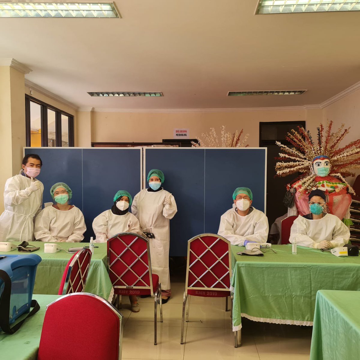 kulit_cantiku's tweet photo. Tim dokter dan perawat Klinik Pratama Kemayoran ikut berperan serta dalam gerakan percepatan vaksinasi COVID-19 dosis 1 di Kelurahan Kemayoran. https://t.co/rervPQjy6k