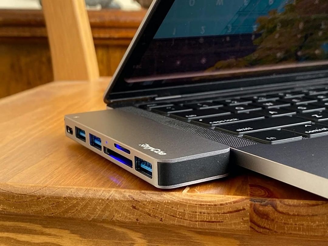 RayCueOfficial's tweet photo. Like the part of your MacBook Pro, our hub meets the Mac style, plug and play to expand more ports and bring more convenience.

Explore more: https://t.co/Ydg9AhjmHZ

#RayCue #usbc #usbchub #macbookair #applemacbookpro #techie  #techlover #deskaccessories #cleansetup #desksetup https://t.co/jhy1RYKNqU