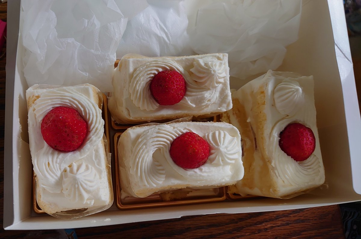 Saorintt8 令和でもfanks お昼ごはんはケーキだそうです 誕生日ケーキ ５日遅れ ホールじゃないんかい