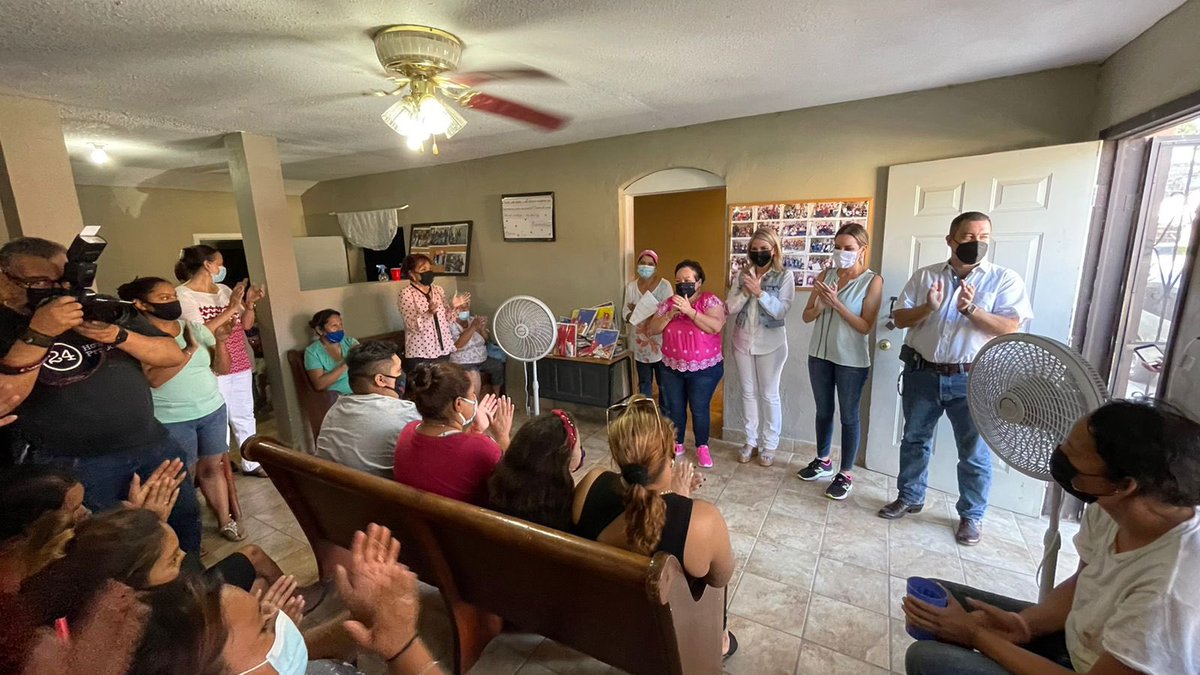 normaltrevino's tweet photo. Esta tarde recibimos con mucho gusto a la senadora Veronica Martínez en #PiedrasNegras junto a la diputada Esperanza Chapa y el presidente del comité municipal del PRI Raúl Vela y donde se entregaron útiles escolares y aparatos ortopédicos a la ciudadanía. https://t.co/5JFVeXUctI