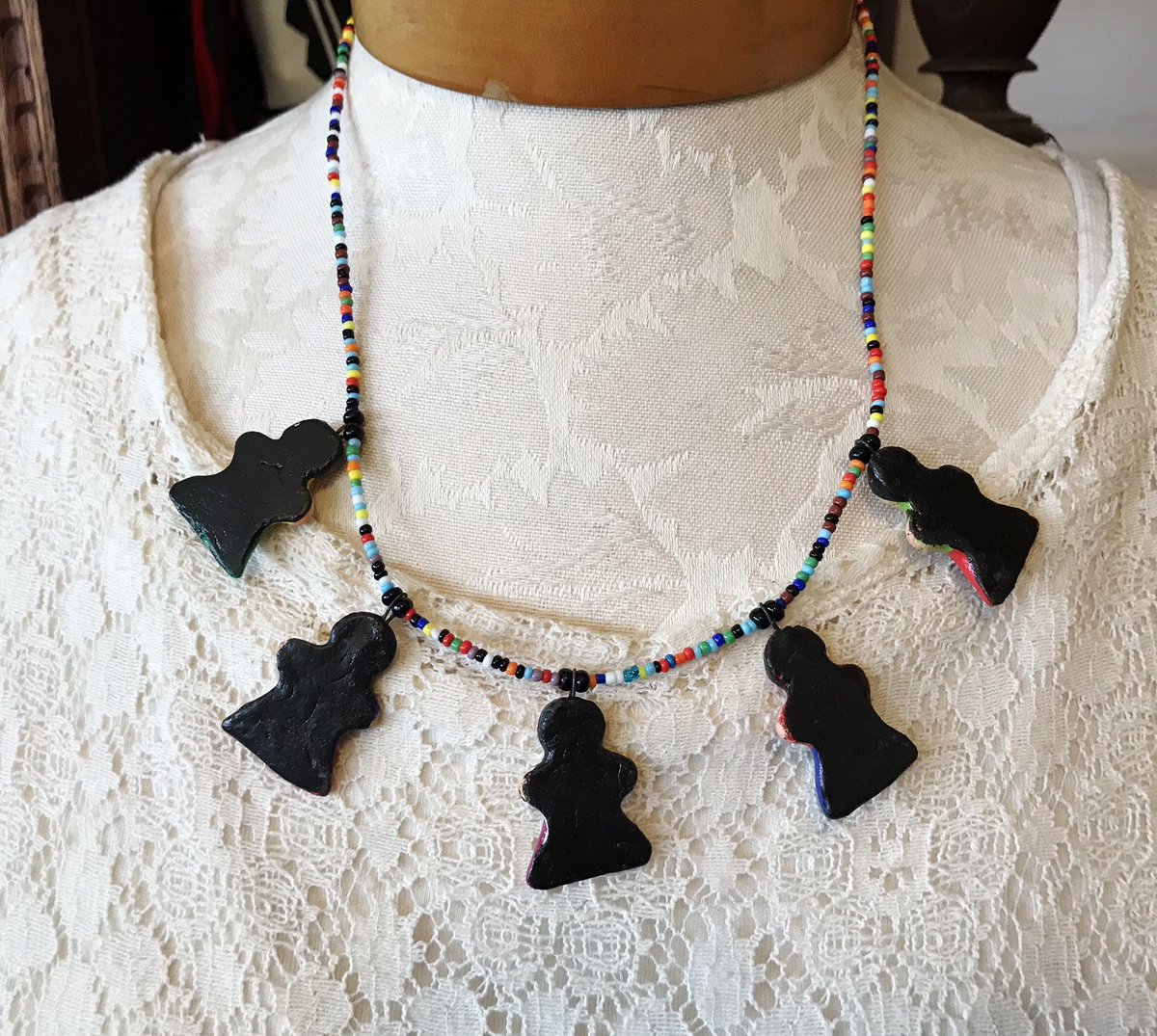 This vintage Mexican HAND-PAINTED CLaY DoLL NECKLACE has 5 hand painted clay ladies with long black hair and colorful skirts.
#EthnicNecklace
#MexicanDollNecklace
#HandPaintedDolls
#ClayDollNecklace
#MultiColorBeads
#VintageJewelry
#DollJewelry
etsy.me/2XsOIvP