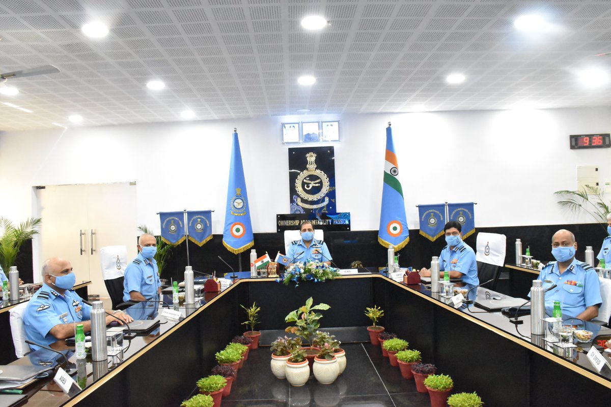 SpokespersonMoD's tweet photo. #CAS Air Chief Marshal RKS Bhadauria attended the Commanders’ Conference of #MaintenanceCommand at Vayu Sena Nagar, Nagpur on 11 & 12 Aug 21. #CAS on arrival was received by AOC-in-C MC Air Marshal Shashiker Choudhary https://t.co/ga4qZ5MBlO https://t.co/nV9i1o9Gun