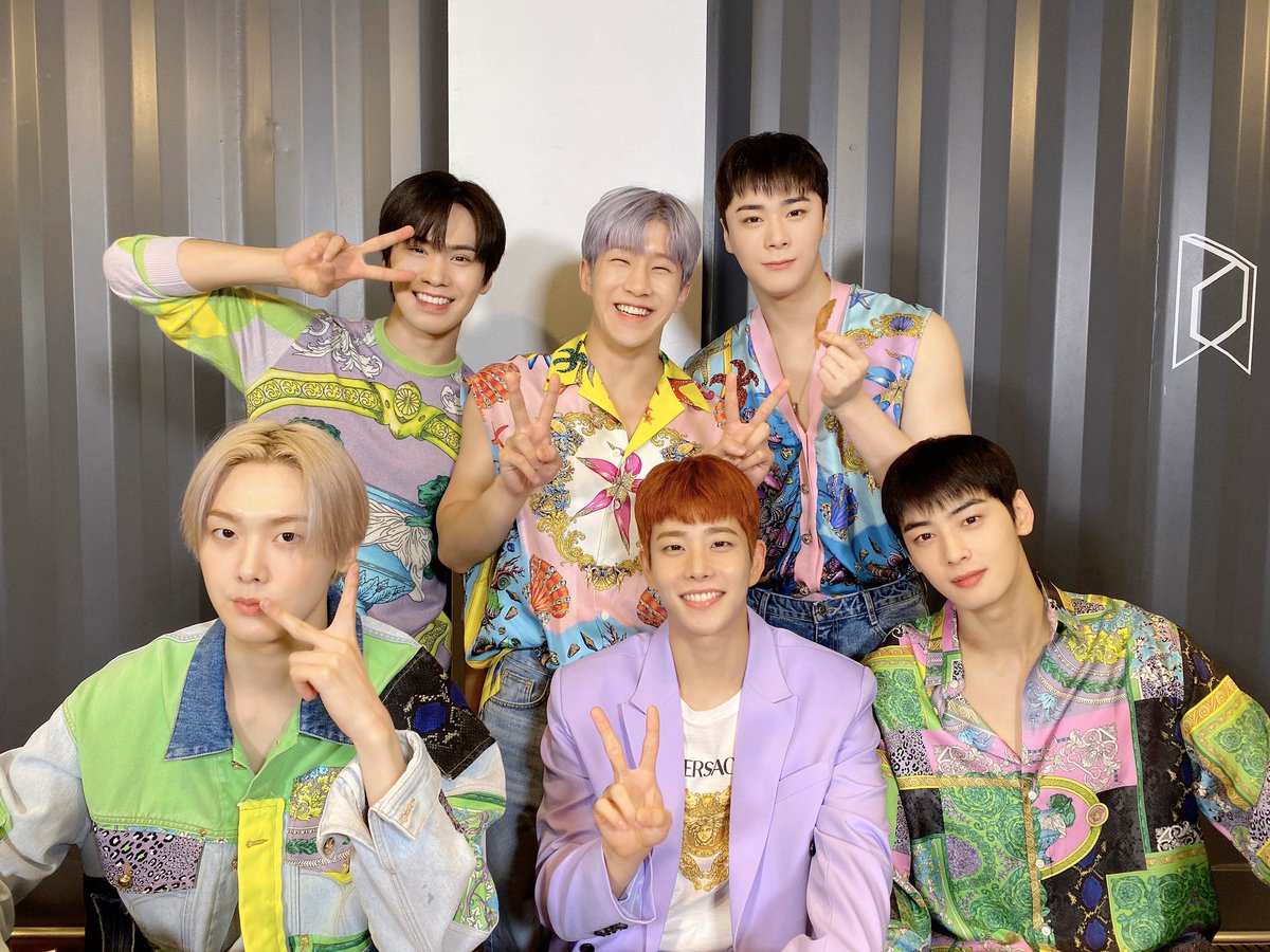 MOONBBlN's tweet photo. Yesterday was a happy day! First we got to do our best at the music show, then later we're rewarded with a video call session with Roha. 🥰 https://t.co/pVEyBfo8of