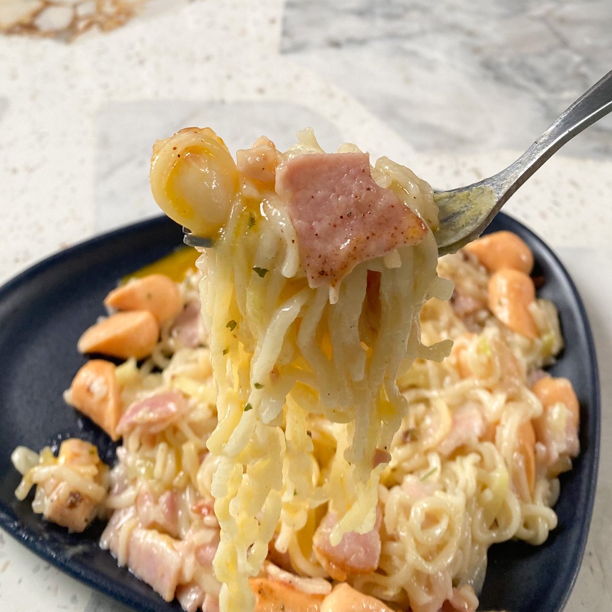 โคตรอร่อยย นี่ใส่ชีสแบบโบ้มๆลงไปคลุกกับตัวเส้นด้วย ออกมาเป็นหน้าตาแบบนี้ ครีมมี่มั่กๆ โคตรเข้ากัน🧀