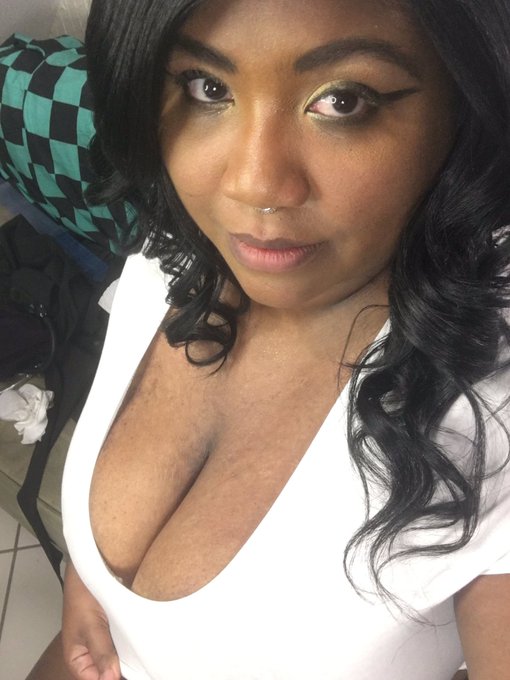 I&rsquo;m gonna be chilling and soaking this tshirt over on @MyFreeCams https://t.co/QTfQFFYOxe<a href="/tag/mfc"class="tags"><span>#mfc</span></a>