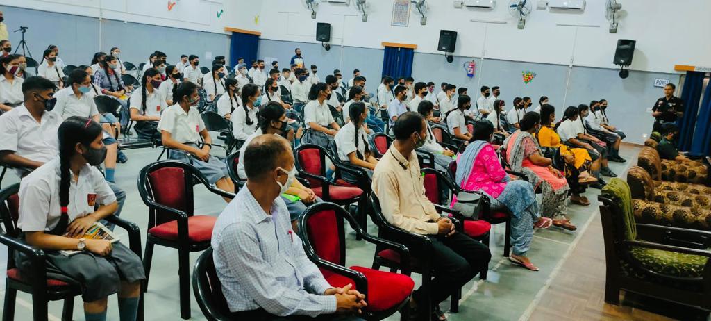 NickNena1's tweet photo. #IndependenceDayCelebrations 21.
Gallantry Award recipients of #GurjDivision interacted with young school children to motivate them to join the #IndianArmedForces and serve the Nation. 
#AazadiKaArmritMahotsav
#75YearsofIndependence
#APSMamun
#KV
@adgpi
@MoDGoIGA https://t.co/iWIAlwbAxt