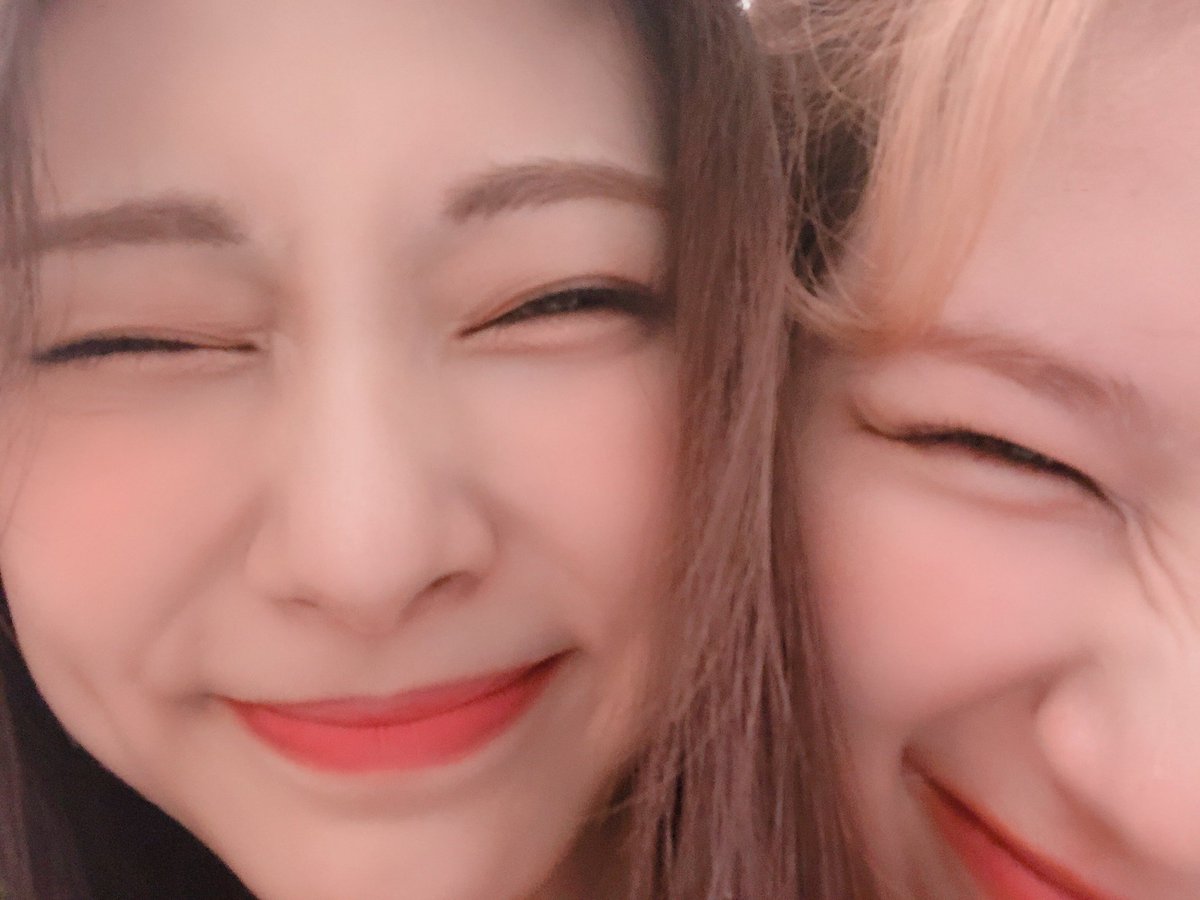 STZLOOKS's tweet photo. sent by Sana                sent by Tzuyu https://t.co/tKIzBA96WA