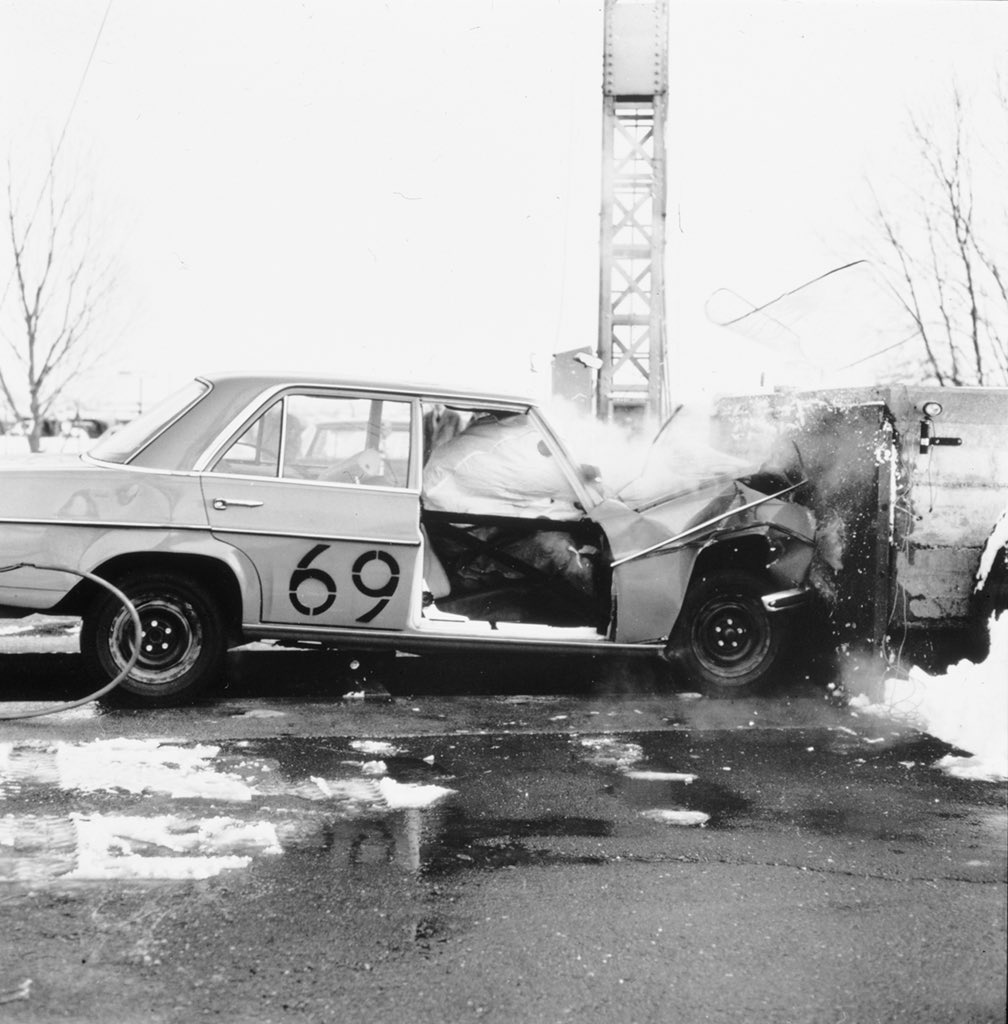 benz_elect's tweet photo. #MBSafety: In 1968, development of the airbag began. In contrast to the seat belt, it provides large-area support for the occupant and further reduces the risk of injury in frontal collisions. In this field, #MercedesBenz again assumed the undisputed pioneering role.
#benzelect https://t.co/1O2wfEl3uM