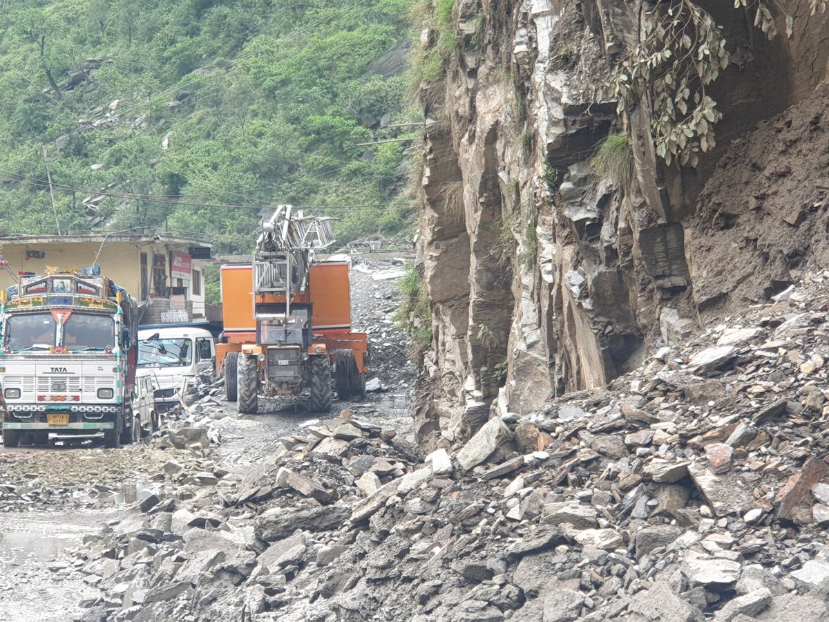 AmitPSingh3's tweet photo. The way unplanned cutting is going on Mandi-Pandoh Fourlane project by NHAI is forcing us now to move #NGT it's clear cut mockery in the name of development by @NHAI_Official . @nitin_gadkari @SanjaySDutt @AgnihotriLOPHP @CMOFFICEHP 
@dcmandi https://t.co/wCxITDWeLR