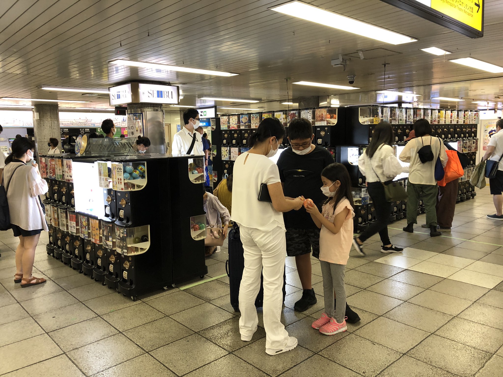 Twitter 上的 梅山洋介 Yosuke Umeyama 池袋西口のルミネ側にあるガチャポンコーナーが盛況だったので 寄ってみると酒ガチャがズラッと並んでいて ついつい財布に手が伸びる コロナ前によく呑んでいたホッピーかキンミヤ シャリキン狙いでしたが ビッグマンで