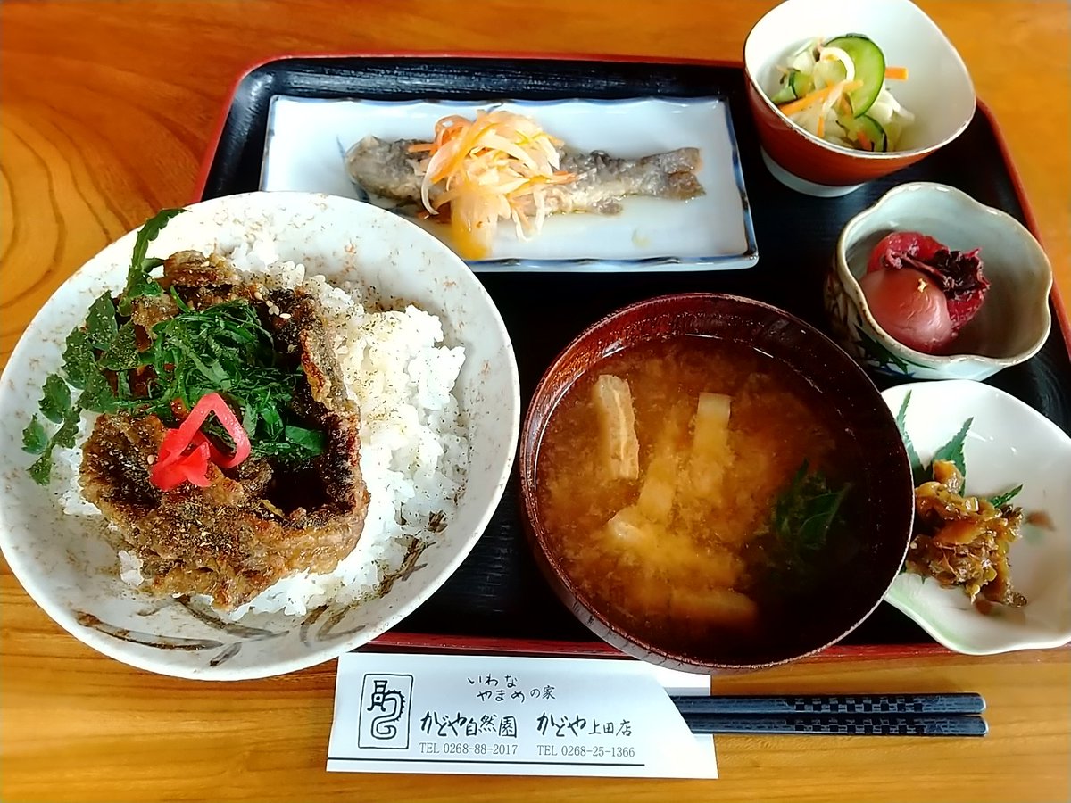 エクシード 本日のお昼は 長和町 かどや自然園 さんにて 選べるランチ 1 870 ヤマメのマリネ 小鉢3種 ご飯 味噌汁 メイン 飲物のセット メインは 岩魚丼 今回選択 信州サーモン刺身 虹鱒唐揚 岩魚塩焼から選べ鱒 飲物はベリーミルクを