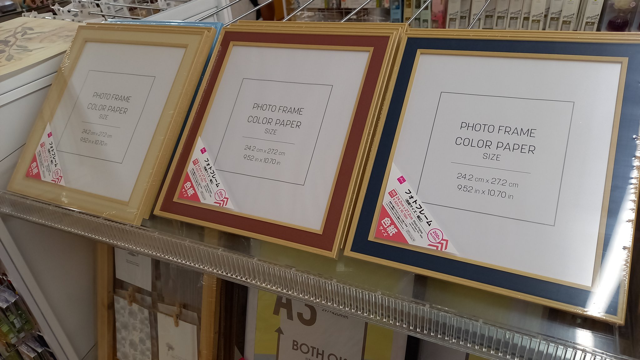 ペキンさん ダイソーの色紙額 ちょっといいのが増えていた 100円のはシンプルすぎたので コレは という色紙はこっちに替えてみよかな T Co Rhijnmlnaq Twitter