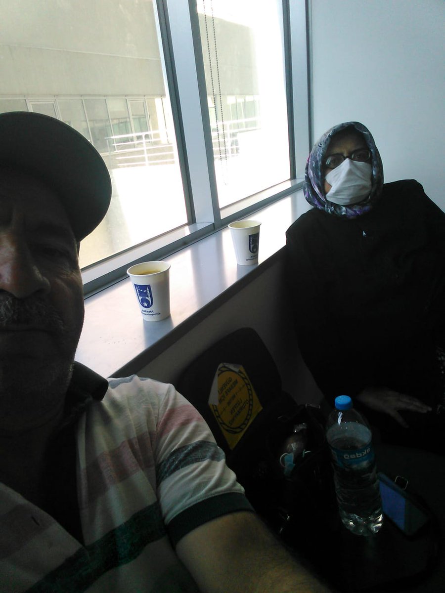 Babam annemi hastaneye götürmüş orda çay içerken bu fotoğrafı atmış. Bir de yazmış ki aşkıma çay ısmarladım.